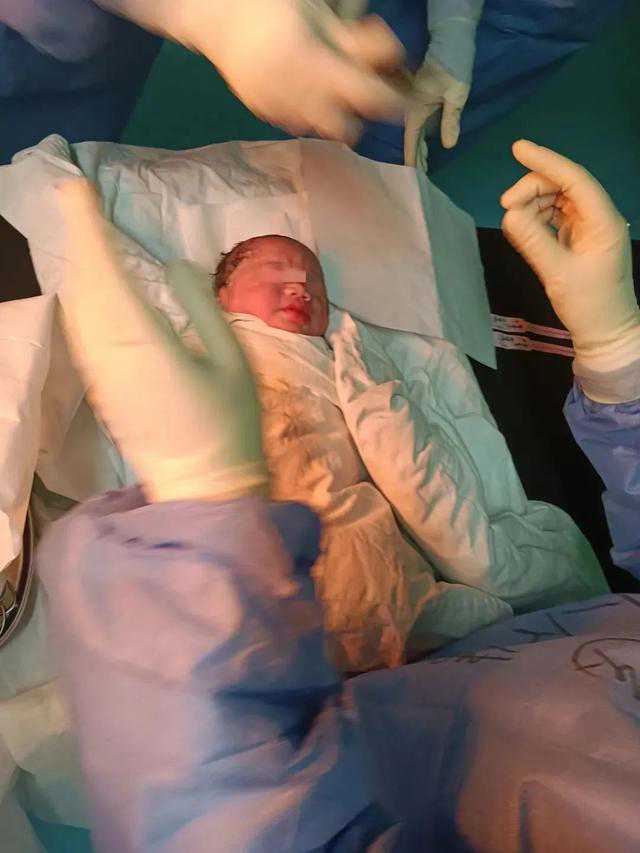 广州代孕中心供卵_郑州首个抗疫宝宝诞生，6斤6两！41岁新冠确诊高龄孕妇平安